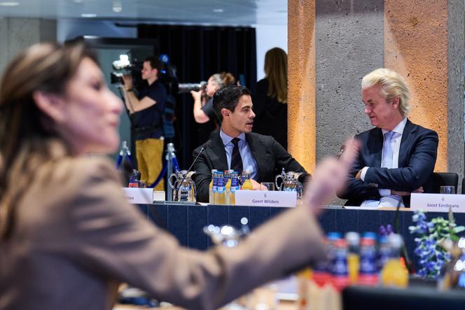 Rob Jetten, chef du Parti des réformateurs (D66), au centre, et Geert Wilders, député d’extrême droite avant une réunion avec le président de la Chambre, Martin Bosma, à La Haye, aux Pays-Bas, le 4 novembre 2025.