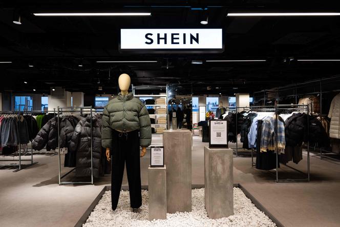 Des vêtements de la marque chinoise Shein dans le BHV, la veille de l’ouverture de son espace, à Paris, le 4 novembre 2025.