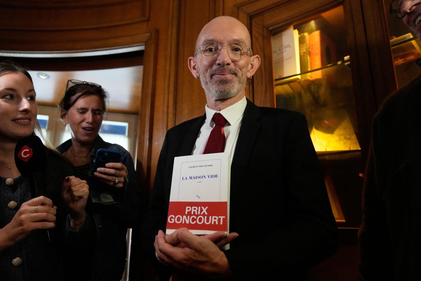 Goncourt des lycéens : Laurent Mauvignier, lauréat du prix Goncourt 2025, parmi les cinq finalistes