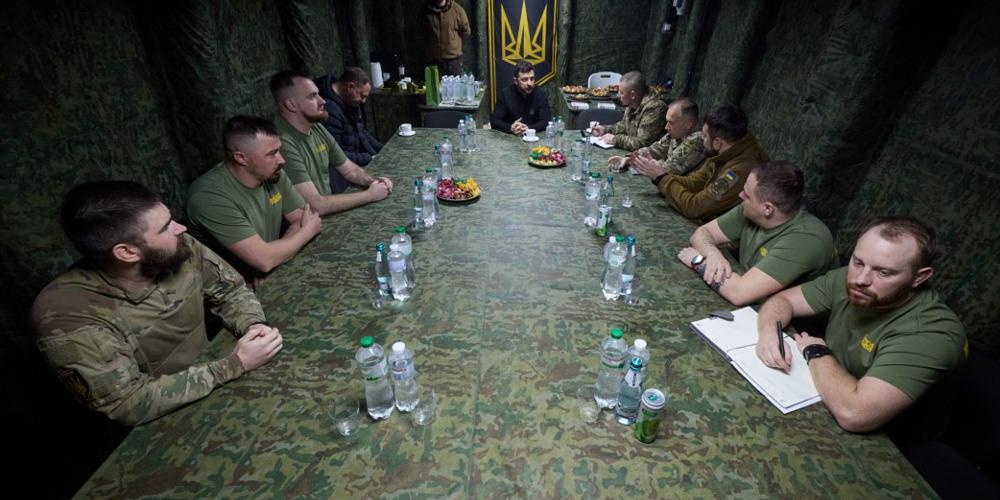 Le président ukrainien, Volodymyr Zelensky, au centre, rencontre des militaires près de Pokrovsk, sur la ligne de front, dans l’oblast de Donetsk, en Ukraine, le 4 novembre 2025. - SERVICE DE PRESSE DE LA PRÉSIDENCE UKRAINIENNE/AP