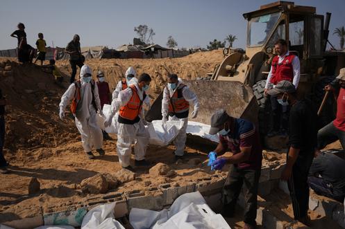 Неопознанные тела палестинцев, репатриированных из Израиля в рамках соглашения о прекращении огня, захоронены в братской могиле в Дейр-эль-Балахе, сектор Газа, 5 ноября 2025 года.
