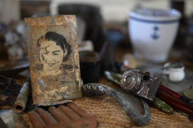 Des objets datant de la bataille de Guadalcanal, réunis par Kurt Markwarth, à Honiara, le 3 septembre 2025.