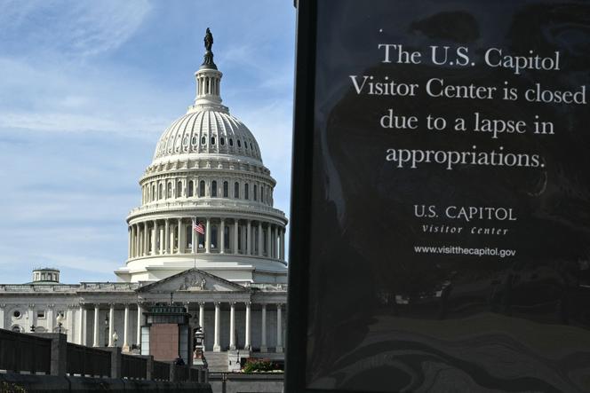 Un panneau devant le Congrès américain explique que « le centre d’accueil des visiteurs du Capitole est fermé en raison d’un manque de crédits budgétaires », causé par le shutdown, à Washington, le 4 novembre 2025.