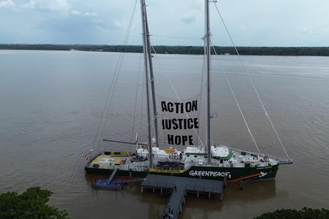 Le navire « Rainbow Warrior » de Greenpeace est amarré dans le port de l’université fédérale de Pará à Belem, Brésil, le mercredi 5 novembre 2025.