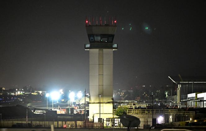 Une tour de contrôle aérienne plongée dans l’obscurité et sans personnel est visible à l’aéroport Hollywood Burbank le 6 octobre 2025 à Burbank, en Californie.