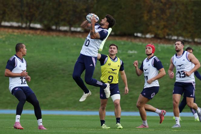 Le demi d’ouverture français Romain Ntamack, lors d’une séance d’entraînement du XV de France de rugby avant la tournée d’automne des Bleus, à Marcoussis (Essonne), le 5 novembre 2025.  