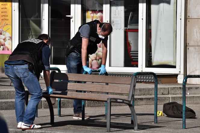 Des policiers sur les lieux de l’attaque après qu’un homme a poignardé plusieurs personnes, dans le centre-ville de Romans-sur-Isère (Drôme), le 4 avril 2020.