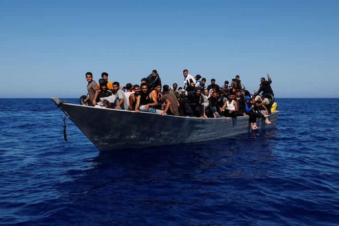 Des migrants attendent d’être secourus par le navire « Geo Barents », affrété par Médecins sans frontières, dans les eaux internationales au large des côtes tunisiennes, en Méditerranée centrale, le 19 juillet 2024.