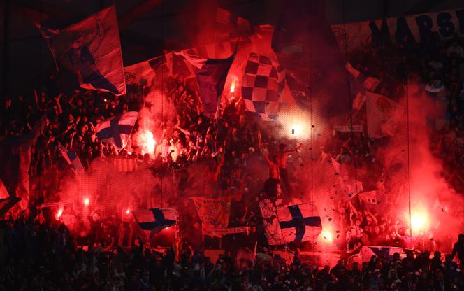 Des supporteurs de l’Olympique de Marseille avec des fumigènes dans les tribunes, lors du match de Ligue des champions contre l’Atalanta Bergame, au Stade-Vélodrome, à Marseille, le 5 novembre 2025.