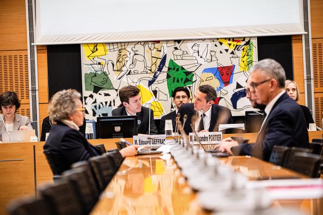 Le ministre de l’éducation nationale, Édouard Geffray (au centre), lors de son audition par la commission des affaires culturelles et de l’éducation de l’Assemblée nationale, sur le projet de loi de finances pour 2026, à Paris, le 4 novembre 2025.