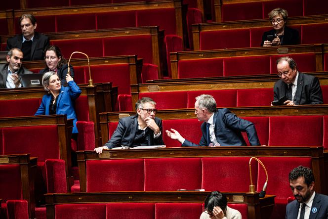 Les députés socialistes Olivier Faure et Emmanuel Grégoire lors de la discussion du projet de loi de financement de la Sécurité sociale pour 2026, à l’Assemblée nationale, le 4 novembre 2025.