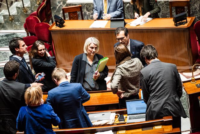 La ministre de la santé, Stéphanie Rist (au centre), avec le ministre du travail, Jean-Pierre Farandou, et la ministre des comptes publics, Amélie de Montchalin, à l’Assemblée nationale, à Paris, le 4 novembre 2025.