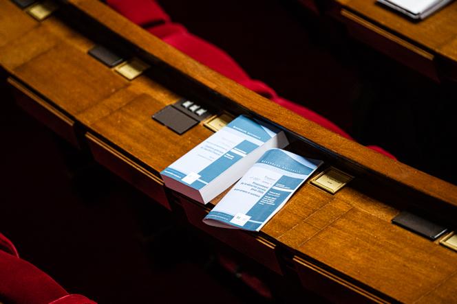 Un exemplaire du rapport 2057 de la commission des affaires sociales, lors des discussion sur le projet de loi de financement de la Sécurité sociale pour 2026, à l’Assemblée nationale, à Paris, le 4 novembre 2025.