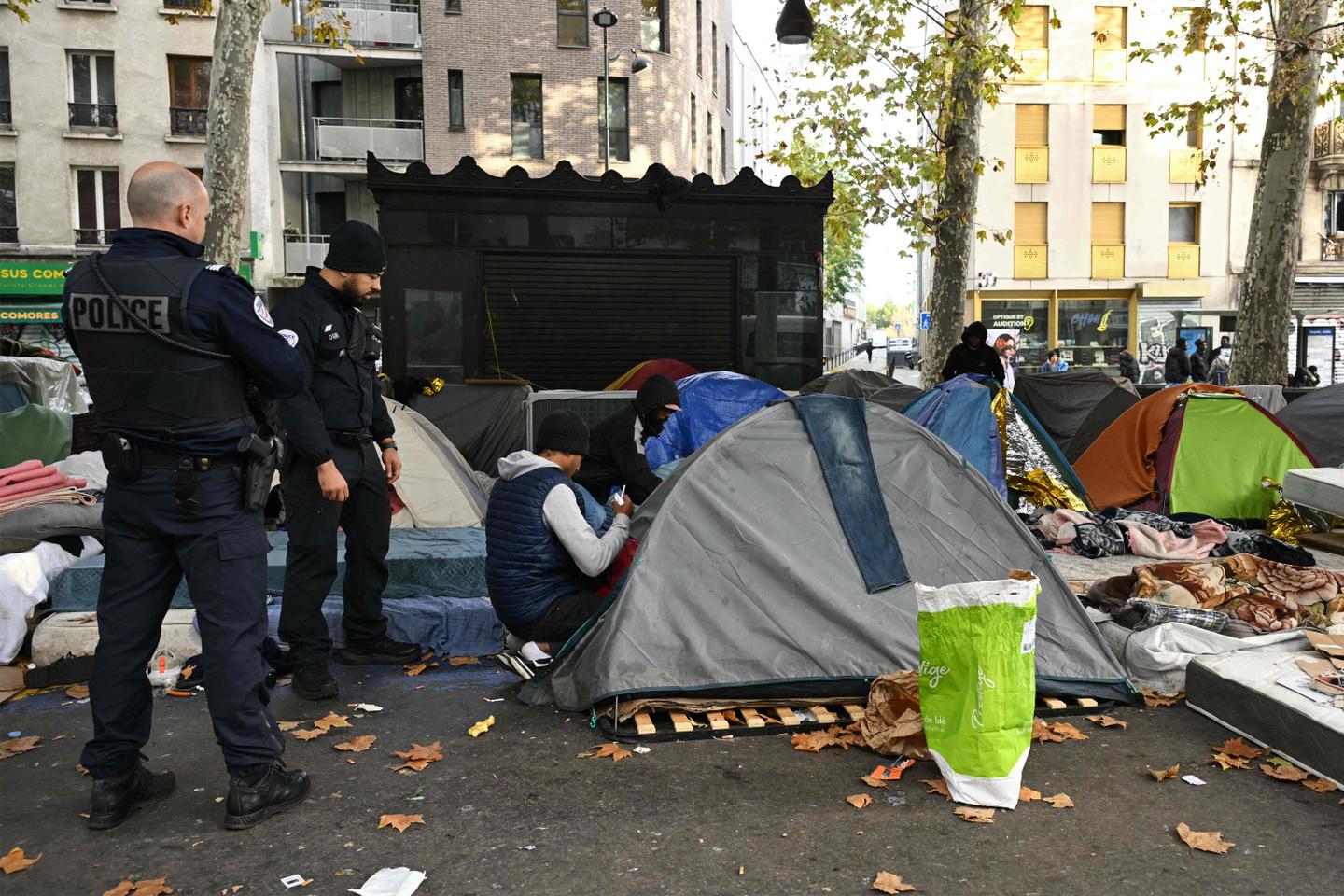 A Paris, environ 300 migrants évacués de campements dans le 19ᵉ arrondissement