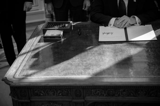 Le président américain Donald Trump signe un décret à la Maison Blanche, le 14 février 2025, à Washington. Image extraite du documentaire « Trump contre la loi », de Michael Kirk.