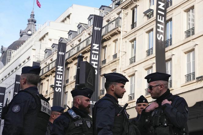 Devant le BHV Marais, à Paris, le 5 novembre 2025. 