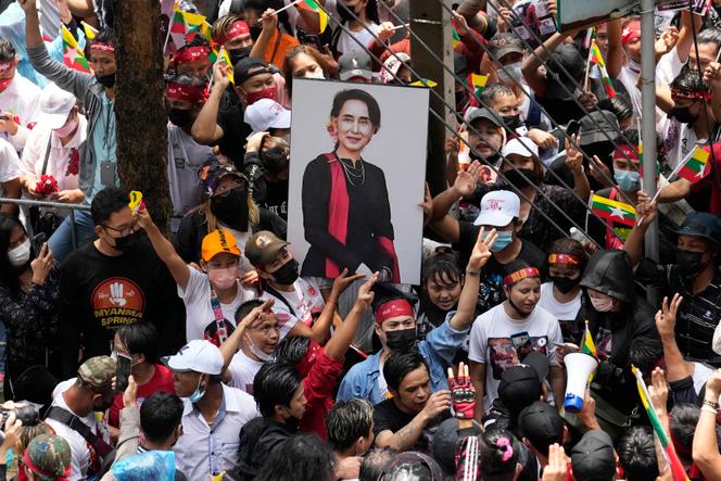 Des ressortissants birmans vivant en Thaïlande brandissent une photo de l’ancienne dirigeante birmane Aung San Suu Kyi lors d’une manifestation devant l’ambassade du Myanmar à Bangkok, le 26 juillet 2022.