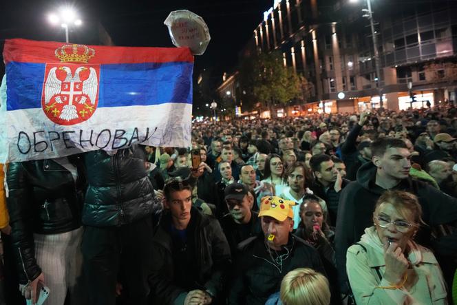 Des opposants au président serbe, Aleksandar Vucic, lors d’une manifestaton devant le Parlement, à Belgrade, le 5 novembre 2025.  