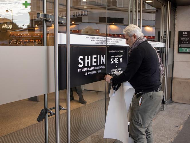 Une affiche de l’enseigne Shein à l’entrée du BHV, à Paris, le 5 novembre 2025.