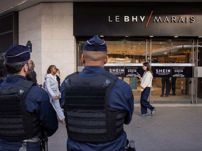 Des forces de l’ordre devant le BHV, à Paris, le jour de l’ouverture du magasin Shein, le mercredi 5 novembre 2025.