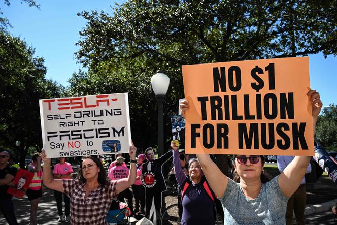 Des manifestants protestent lors du rassemblement « Non à 1 000 milliards de dollars pour Elon Musk ! », devant le Capitole de l’État du Texas, à Austin, le 5 novembre 2025. 