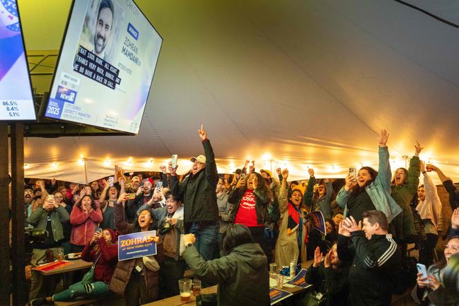 Une foule de partisans de Zohran Mamdani, lors d’une soirée de retransmission des résultats de l’élection municipale de New York, dans un bar du Queens, le 4 novembre 2025.