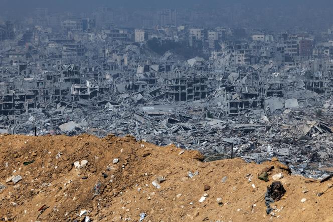 Des bâtiments détruits vus depuis un avant-poste militaire, situé dans la zone de Gaza occupée par l’armée israélienne, dans le quartier de Shujaiyya, dans la ville de Gaza, le 5 novembre 2025.