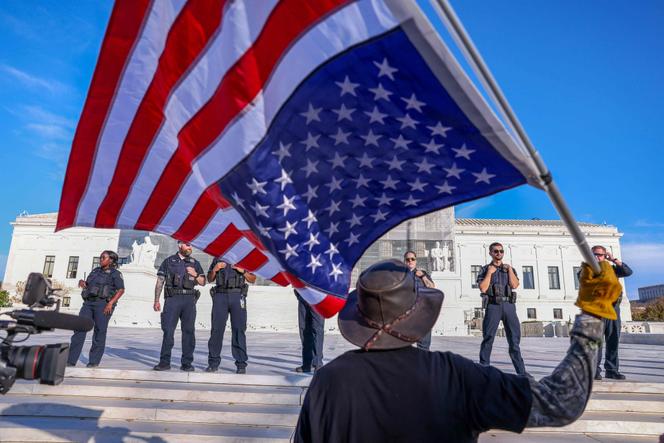 Lors d’une manifestation anti-Trump, devant la Cour suprême, à Washington, le 5 novembre 2025.