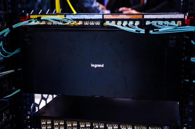 Lors du salon MtoM, au stand Legrand, solutions de connexion pour les data centers, à Paris, le 23 mars 2018.