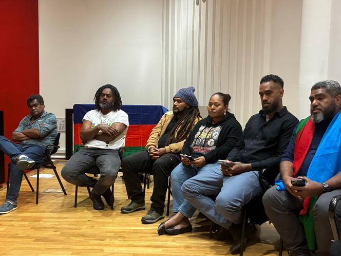 Les six militants indépendantistes du FLNKS, réunis à la Bourse du travail, à Paris, le 6 novembre 2025.