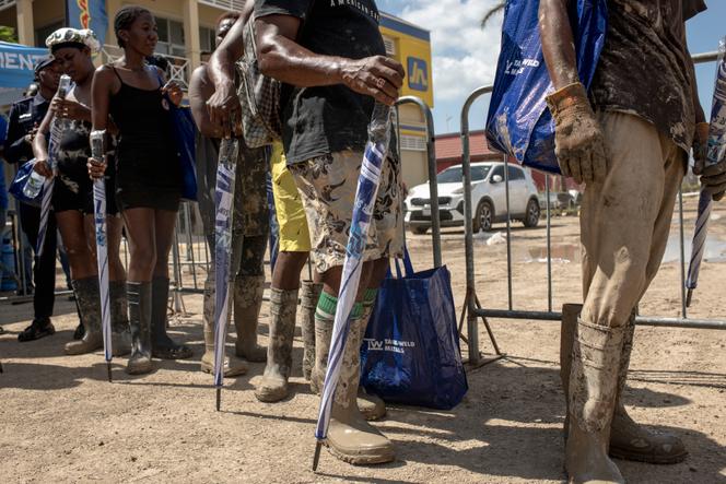Les habitants du quartier sinistré de Catherine Hall font la queue pour recevoir des aides d’urgence. A Montego Bay, en Jamaïque, le 4 novembre 2025.
