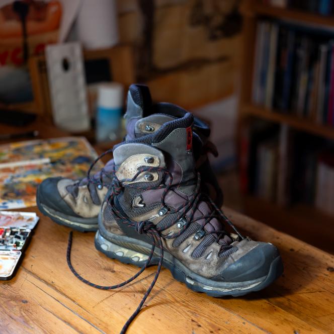 Dans l’atelier d’Etienne Davodeau, à Rablay-sur-Layon (Maine-et-Loire), le 27 novembre : les chaussures avec lesquelles il a traversé la France pour son album « Le Droit du sol » (Futuropolis, 2021).