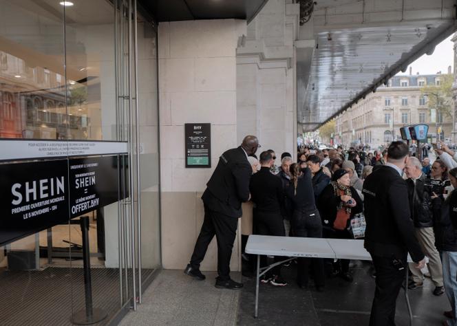Des clients de la marque Shein, avant l’ouverture de la boutique au BHV, à Paris, le 5 novembre 2025.