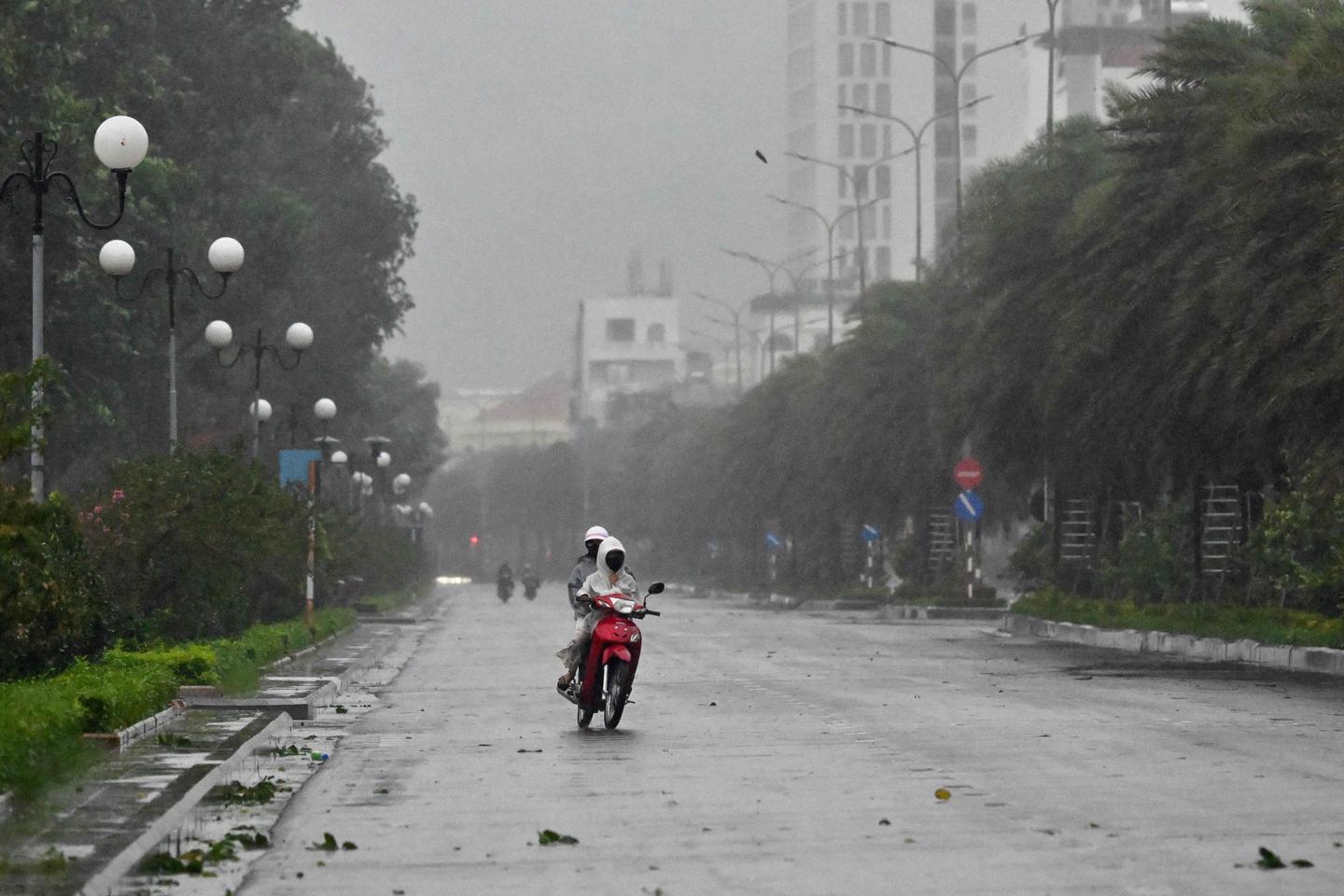Le typhon Kalmaegi touche terre dans le centre du Vietnam, des milliers de personnes évacuées