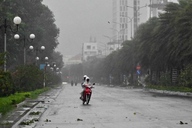 Des motards dans le vent à l’arrivée du typhon Kalmaegi, dans la province de Gia Lai, au Vietnam, le 6 novembre 2025. 