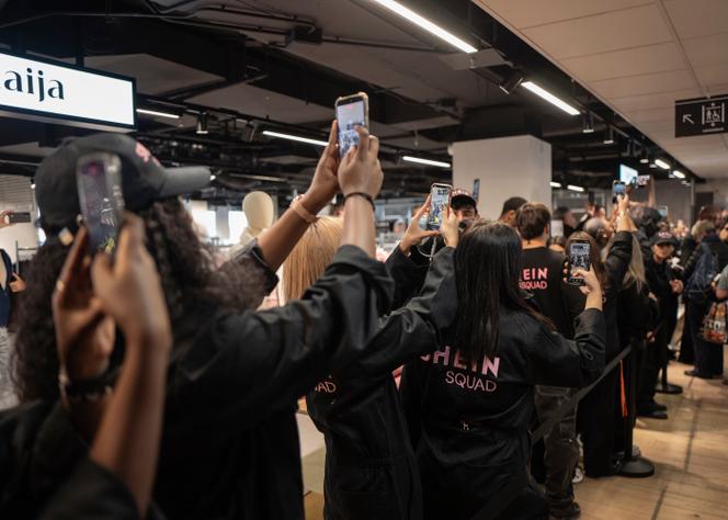 Les employés de l’enseigne chinoise, à l’occasion de l’ouverture du magasin Shein, au sein du BHV, à Paris, le 5 novembre 2025.