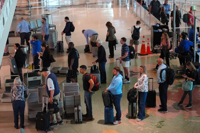 Des voyageurs patientent dans la file d’attente pour passer le contrôle de sécurité à l’aéroport Dallas Love Field, le jeudi 6 novembre 2025, à Dallas. 
