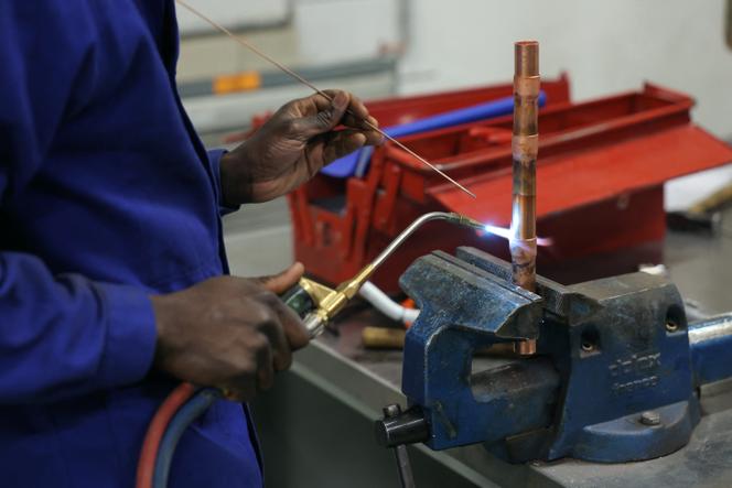 Un apprenti plombier dans un atelier, au lycée professionnel Hector-Guimard, à Paris 19ᵉ, le 17 janvier 2025.