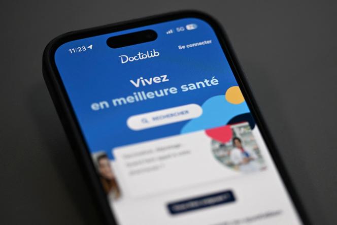 Un smartphone affiche l’application mobile Doctolib, au siège de l’entreprise, à Levallois-Perret (Hauts-de-Seine), le 12 décembre 2024.