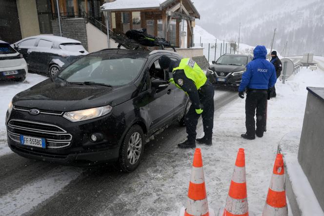 Des policiers français contrôlent des voitures entrant en France depuis l’Italie, à la recherche de migrants, à Montgenèvre (Hautes-Alpes), le 8 décembre 2023.