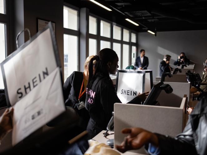 Des employées de la marque chinoise d’ultra-fast-fashion Shein, lors de l’ouverture de la boutique au BHV, à Paris, le 5 novembre 2025.