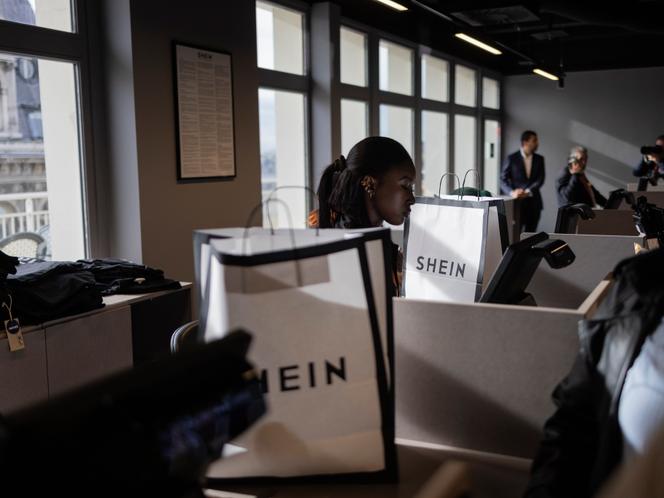 Une employée de la marque Shein travaille à la caisse pendant l’ouverture de la boutique au BHV, à Paris, le 5 novembre 2025.