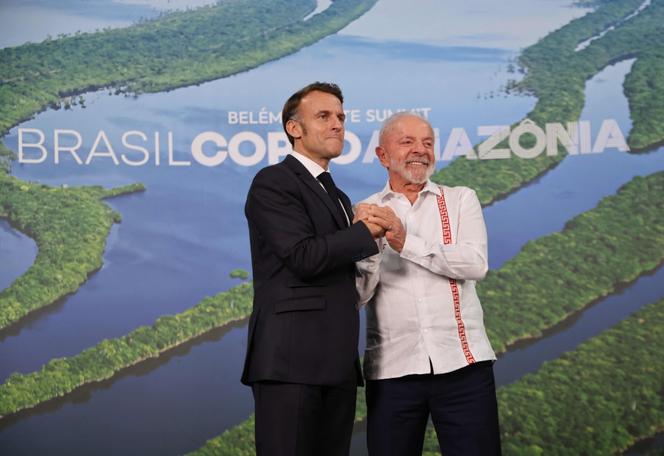 Le président français, Emmanuel Macron, et le président brésilien, Luiz Inacio Lula da Silva,lors d’une rencontre bilatérale dans le cadre de la COP30, à Belem, au Brésil, le 6 novembre 2025. 