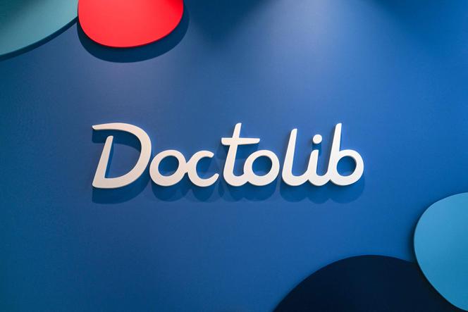 Le logo Doctolib, au siège social de l’entreprise à Levallois-Perret (Hauts-de-Seine), le 12 décembre 2024. 