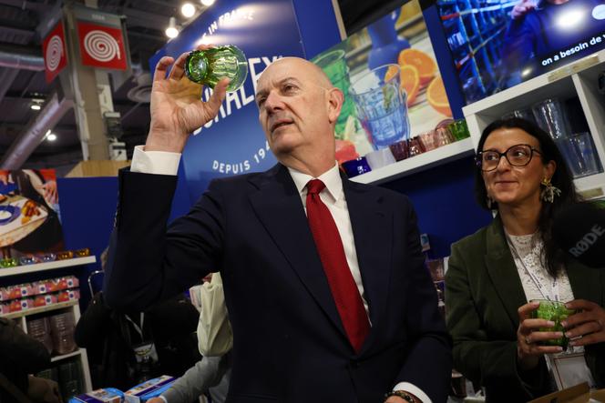 Le ministre de l’économie, Roland Lescure, aux côtés de Peggy Sadier, directrice marketing et commercial de Duralex, au MIF Expo (salon du Made in France), à Paris, le 6 novembre 2025.