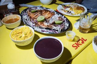 Un plat typique de la cuisine du Pará, composé d’açaï, de poisson tambaqui, de farofa, de riz et de haricots, dans un restaurant sur l’île de Combu, en face de Belem (Brésil), le 24 octobre 2025.