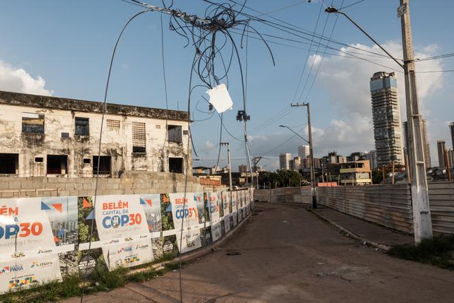 Dans le quartier de Vila da Barca, à Belem (Brésil), en amont de la COP 30, le 23 octobre 2025. 