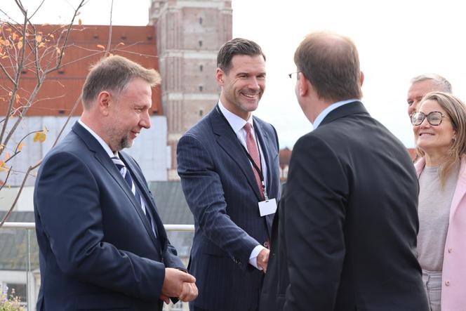 Le ministre suédois de l’immigration, Johan Forssell (2ᵉ à gauche), lors de la Réunion de Munich sur la migration, à Munich, le 4&nbsp;octobre 2025. 