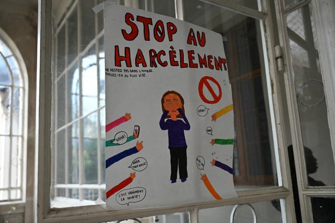 Un dessin contre le harcèlement à l’école, affiché dans le lycée-collège Montaigne, à Paris, le 5 juin 2025.