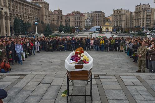 7 Kasım 2025'te Kiev'in merkezinde düzenlenen cenaze töreninde Kostiantyn Huzenko'nun tabutuna son saygılarını sunanlar oldu.